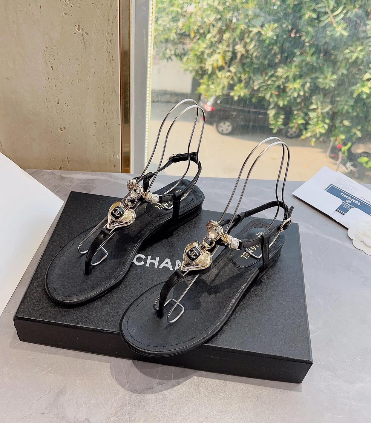 Chanel Shoes 23ss Spring and Summer New Holiday Love Gem T Word Sandals
It Must Be Included in the List for Spring and Summer Beautiful Dress！This Shoe Is a Typical Classic，Simple and Stylish, Very Beautiful！Love Metal Chain Embellishment Makes the Whole