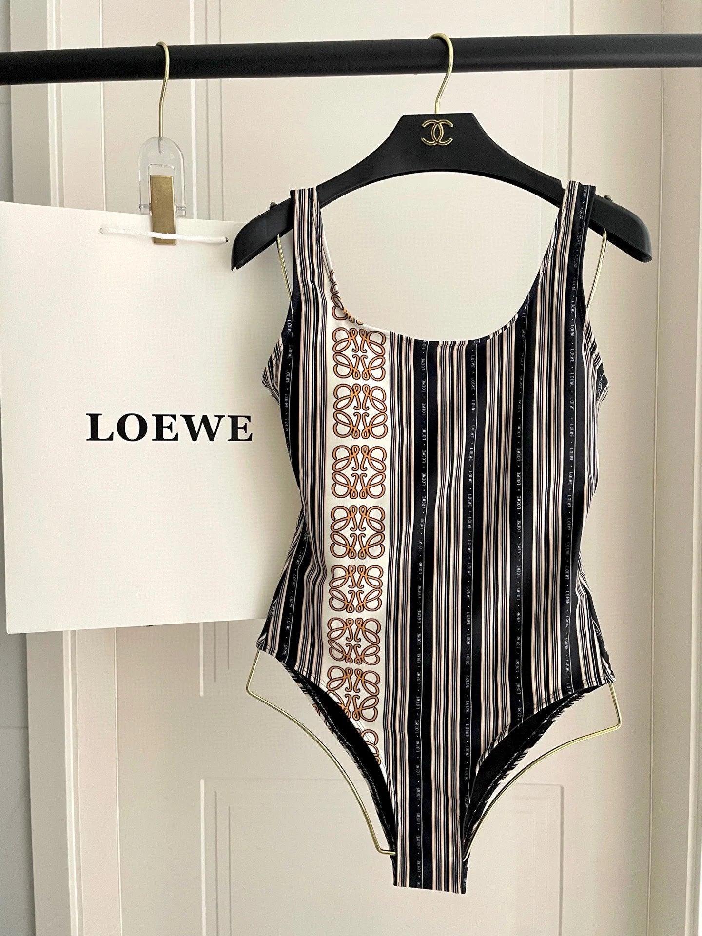 LOEWE Swimsuit Full Body Striped Pattern Bikini One-Piece Swimsuit Sexy Backless White Small Chest Gathered Beach Pool Women's Swimwear Vacation Hot Spring