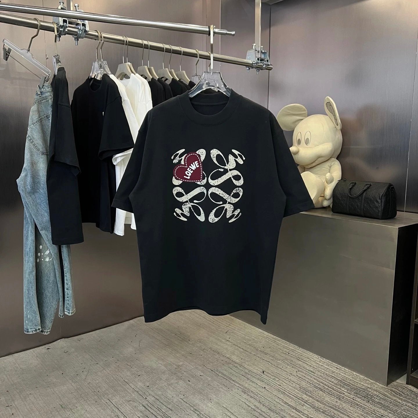 LOEWE T-shirt Heart Pattern Embroidery on the Chest logo round Neck Short Sleeve25ss New Pure Cotton Unisex Style T Casual T-Shirt Base Layer Shirt OS Loose Fit Half Sleeve Top Plus Size