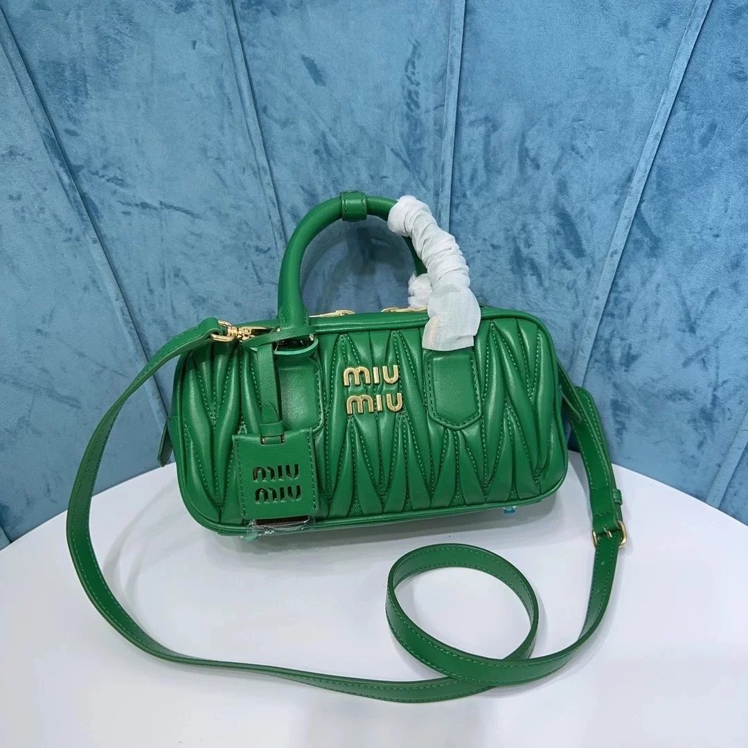 Miu Miu Bag Top version 【Original Leather】New Bowling Bag Miu Home Unique Style Matelasse Sheepskin Bag Small Size Large Size Hand-Held Pleated Sheepskin Leather Women's Bag Box Bag Travel Bag New Women's Bag Pillow Bag Bowling Bag5BB1845BB142