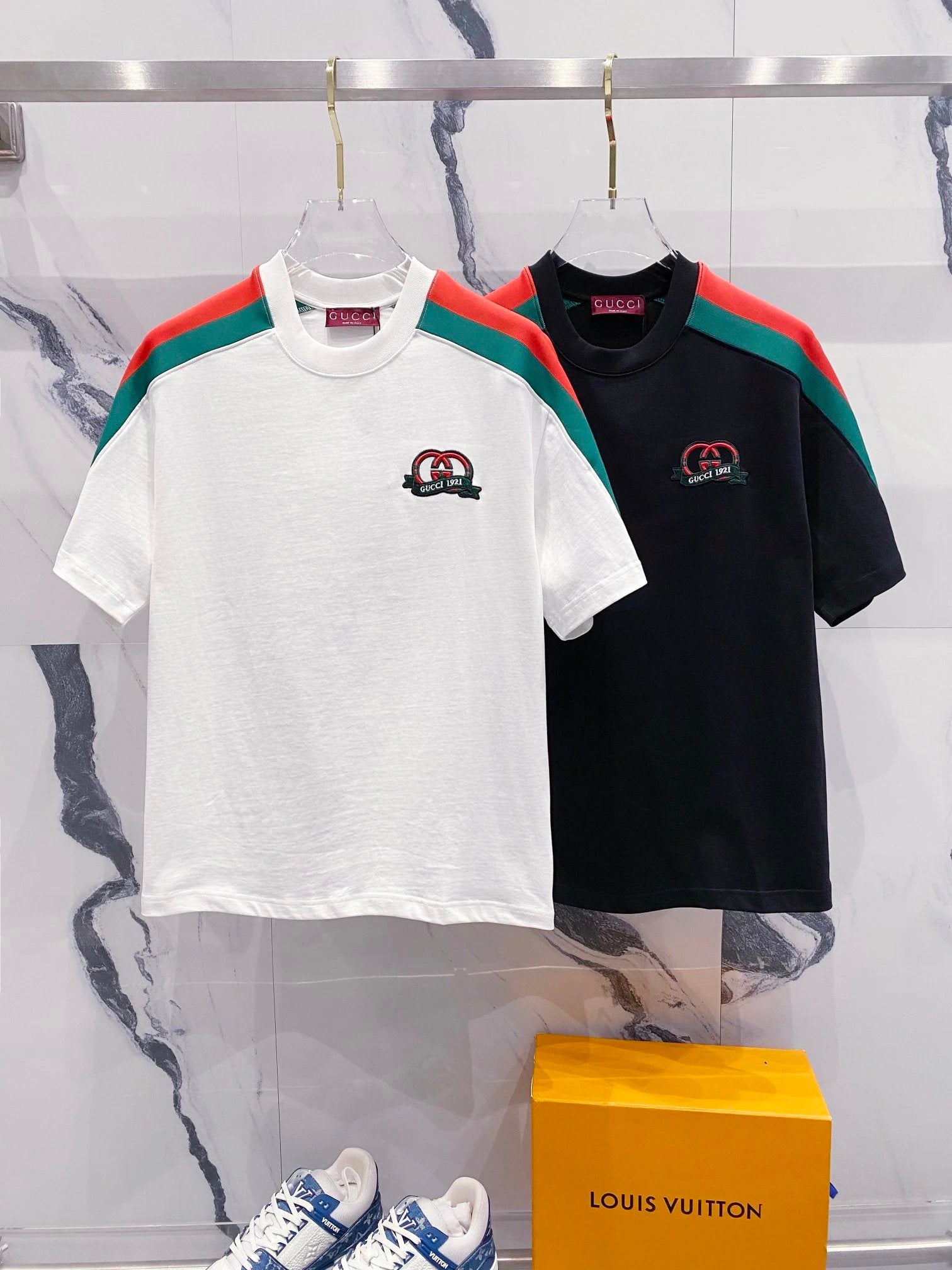 Gucci T-shirt Red and Green Ribbon Sleeve Patchwork Embroidery1921Letters LOGO round Neck Short Sleeve25ss New Pure Cotton Unisex Style T T-shirt OS Loose Bottoming Shirt