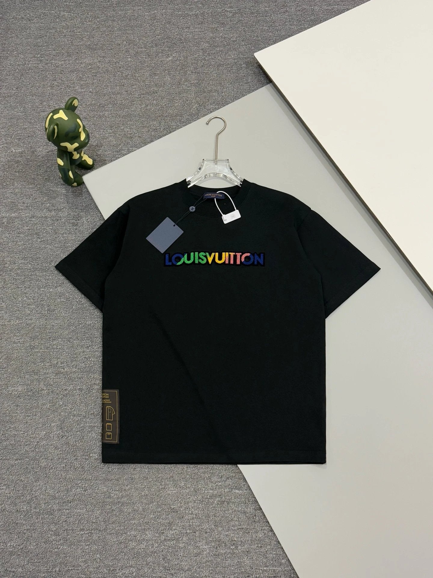 Louis Vuitton LV T-shirt Gradient Toothbrush Embroidery on the Chest logo round Neck Short Sleeve25ss New Pure Cotton Unisex Style T Casual T-Shirt Base Layer Shirt OS Loose Fit Half Sleeve Top Plus Size
