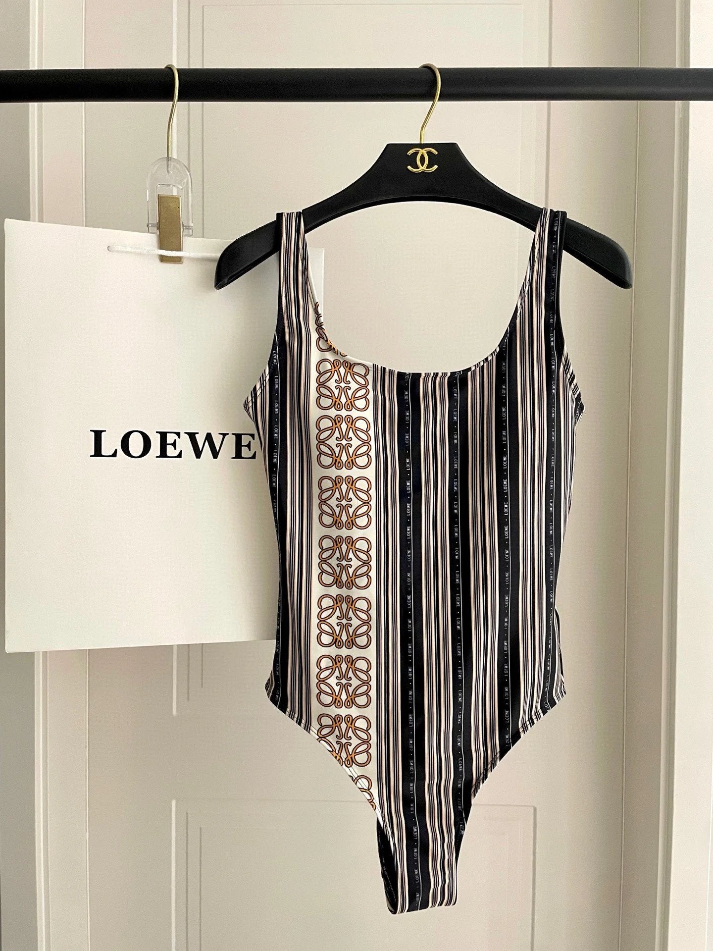 LOEWE Swimsuit Full Body Striped Pattern Bikini One-Piece Swimsuit Sexy Backless White Small Chest Gathered Beach Pool Women's Swimwear Vacation Hot Spring