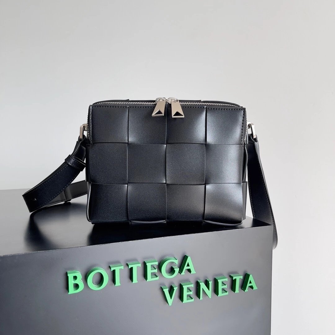 Bottega Veneta Men's Bag Top version Original Order23New Men's CASSETTE Camera Bag Shoulder Bag Messenger Bag Pillow Bag New Big Woven Bag Men's and Women's Bags Box Bag Men2023SSPreSpring New Camera