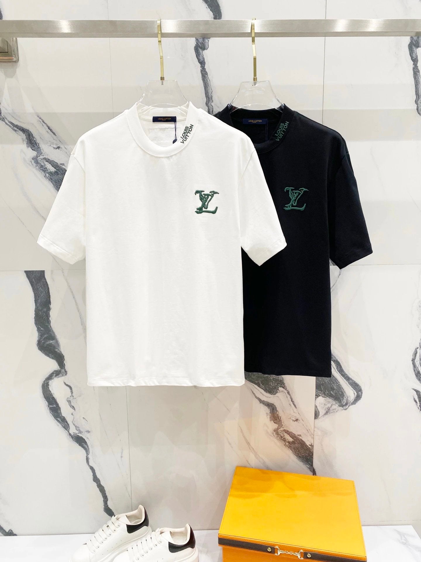 Louis Vuitton LV T-shirt Chest Letter Embroidery logo round Neck Short Sleeve25ss New pure cotton T Unisex T-Shirt OS Drop Shoulder Loose Fit Base Shirt Top T-Shirt Short Sleeve