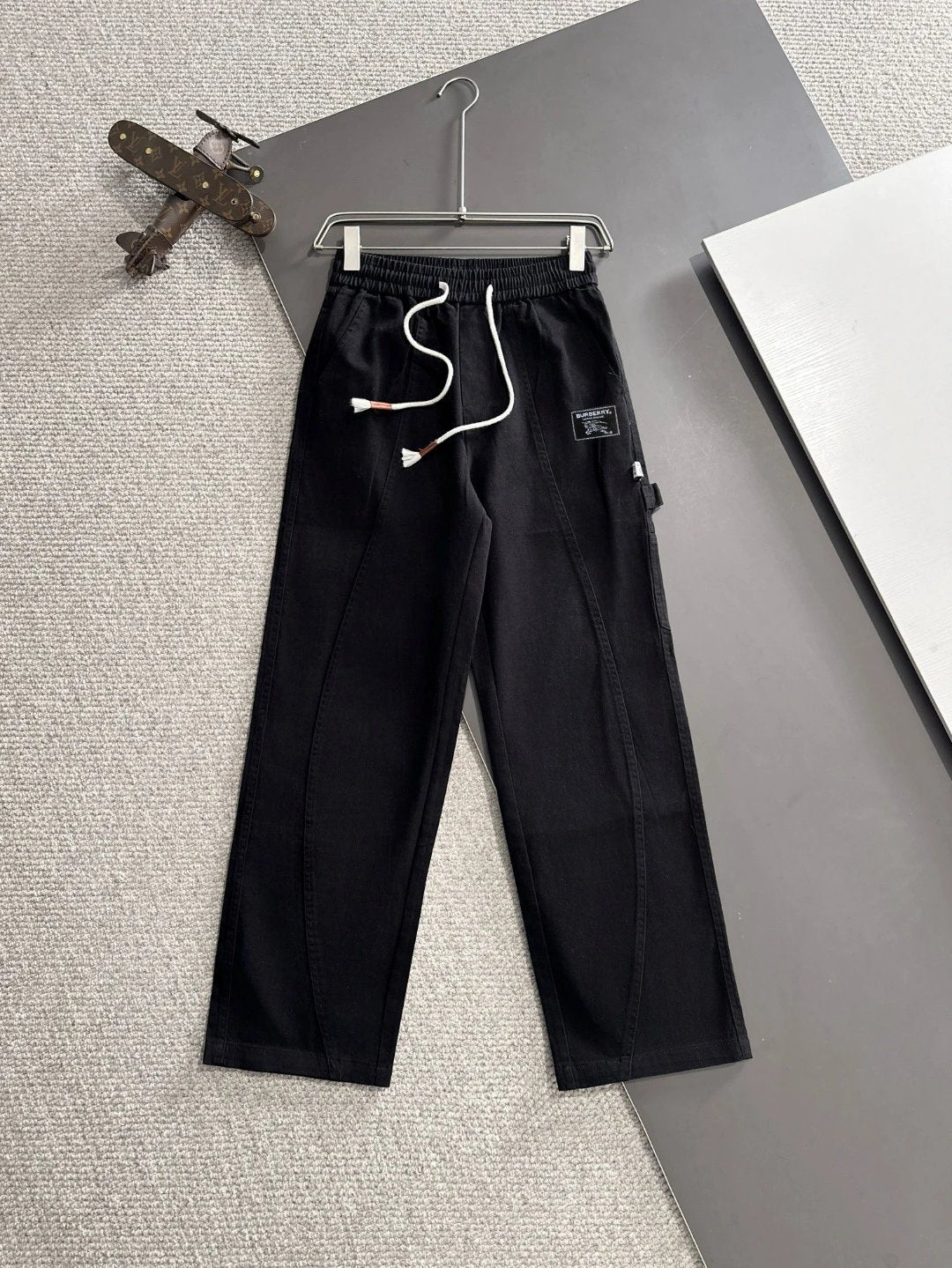 Burberry Sweatpants Front Rider Emblem logo Straight Leg Long Pants Sweatpants Unisex25ss Spring Summer New Loose Fit Versatile Plus Size Casual Pants