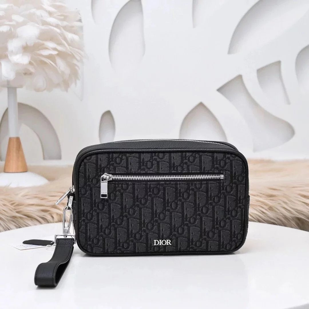 Dior Men's Bag Top version -Counter Top New Clutch Clutch Wash Bag Official Network Synchronization D126-5The Original Quality Is Made of Black Grain Side Touch Calfskin Leather Soft and Spacious Compartment with Two Patch Pocket and Six One Card Slots ou