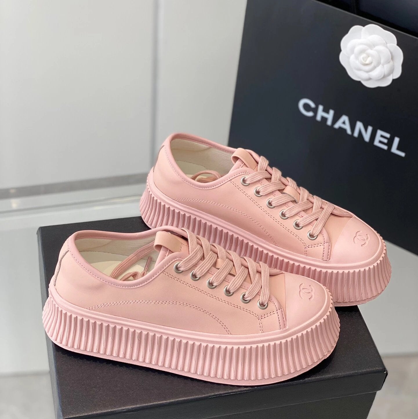 Chanel Shoes Leather Surface Burst Single Biscuit Shape Shoes l Thick Bottom Muffin Canvas Shoes！
Recommended❗️Vamp Imported Canvas Casual and Versatile Platform Height Increasing Insole5cm Sheepskin Plastic Footpad Original PTU Rubber Combination Outsole