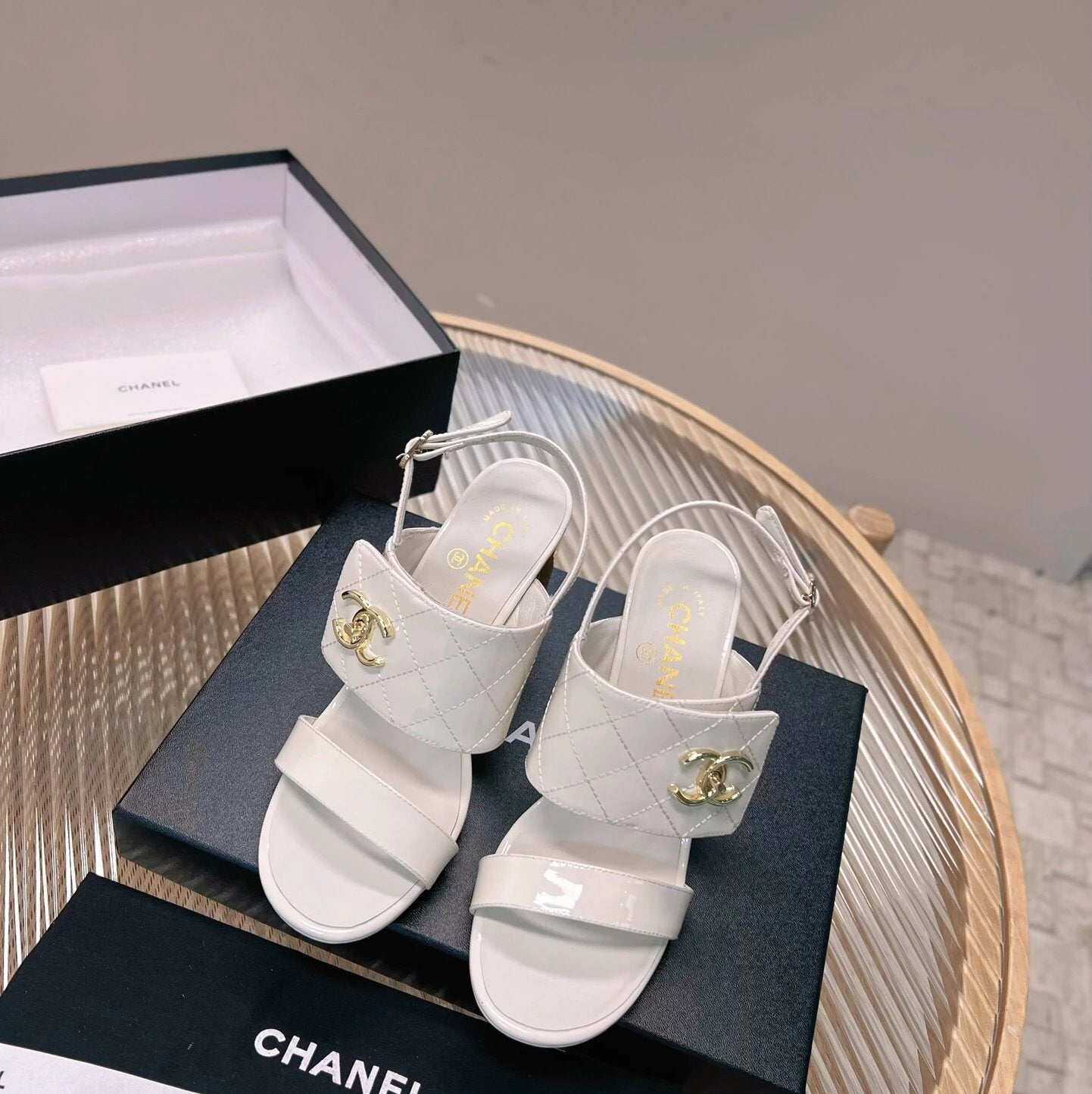 Chanel Shoes Spring/Summer New Classic Rhombus High Heel Sandals
Material Worker：Artistic Lamb Leather Stitching Patent Leather Lining Is Sheepskin Material Super Soft Very Soft Comfortable Italy A Grade Dyed Transparent Leather Outsole➕Post-Electric Plat