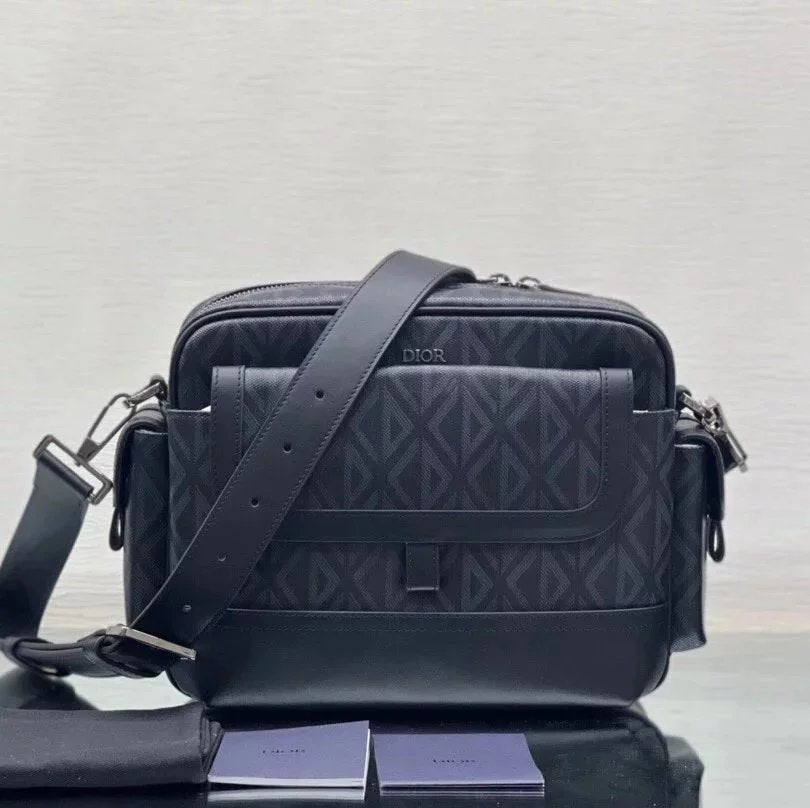 Dior Men's Bag Top version 【Original Leather Quality】2022New Men's Bag Messenger Bag Messenger Bag HittheRoad Messenger Bag Is This Season's New Product with Gray Diamond Pattern Canvas and Smooth Cow Leather Crafted