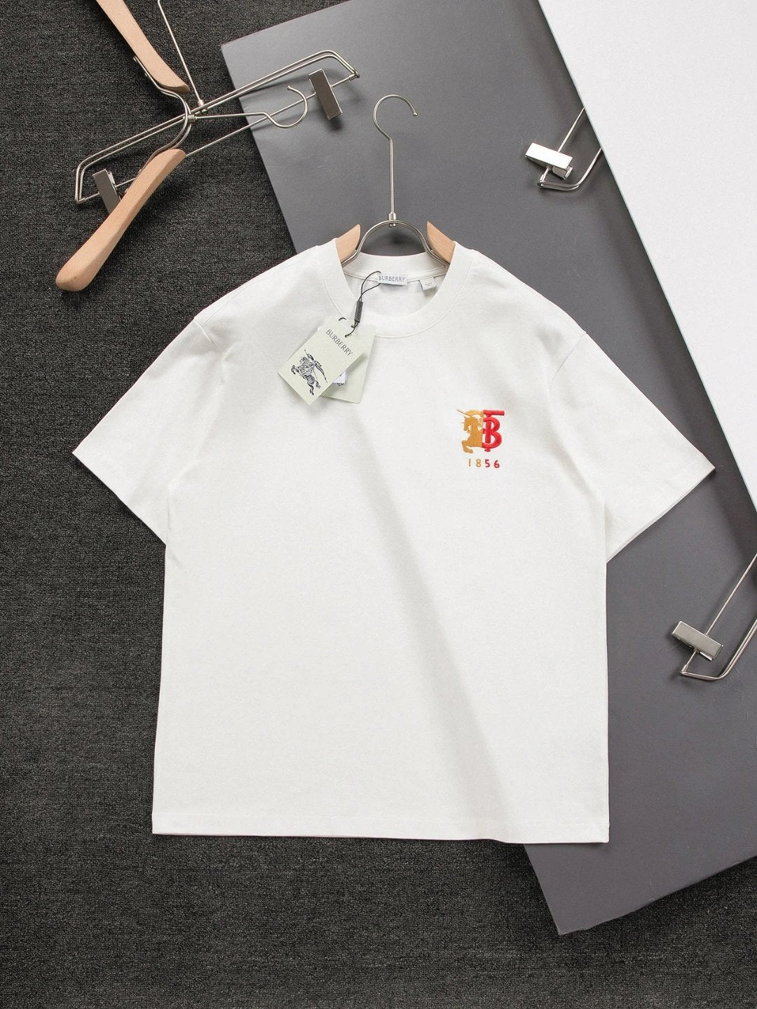 Burberry T-shirt Chest TB Logo Pattern vs. Emblem Pattern Embroidery logo round Neck Short Sleeve25ss New pure cotton T Unisex T-Shirt OS Loose Fit Base Shirt Top Half Sleeve T-Shirt