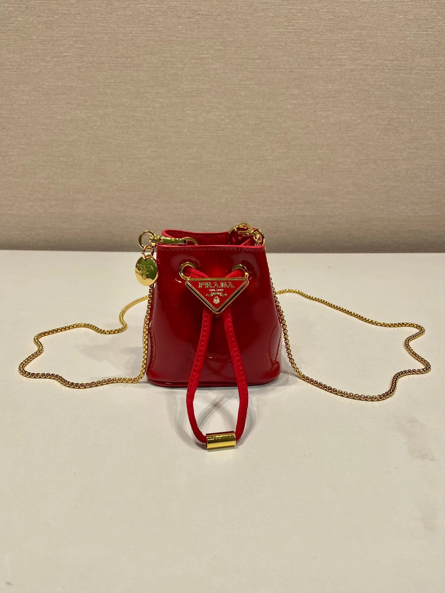 PRADA Bag Top version Version Latest Enamel Triangle Metal Logo Badge Detachable Shoulder Strap Patent Leather Calfskin Small Bucket Chain Bag Crossbody Bag Shoulder Bag Underarm Bag Handbag Women Bag1NR016