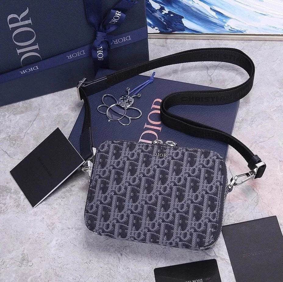 Dior Men's Bag Top version 23Spring and Summer New Small Square Bag Men's and Women's Bags Presbyopic Letter Printing Men's Shoulder Messenger Bag Clutch Camera Bag20BBC119YSE