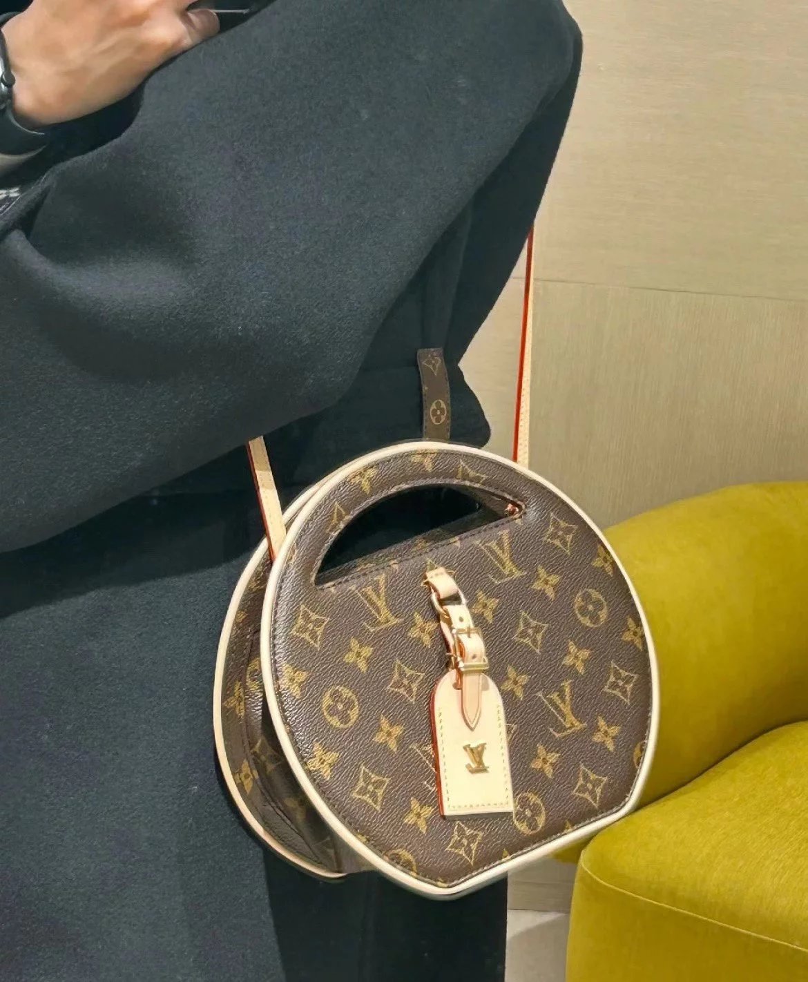 Louis Vuitton LV Women's Bag Top version 【New Arrivals】New AroundMe Wheel Bag Small Size Handbag round Pie Bag Presbyopic Camera Bag Handbag Shoulder Messenger Bag for Women M47117
