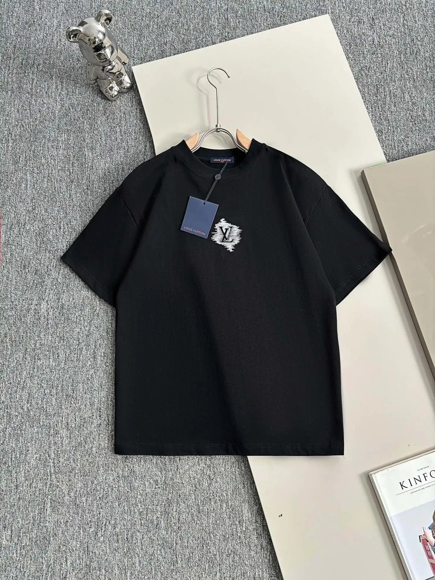 Louis Vuitton LV T-shirt Precision Letter Embroidery on the Chest logo round Neck Short Sleeve25ss New pure cotton T Unisex T-Shirt OS Drop Shoulder Loose Fit Base Shirt Top T-Shirt Short Sleeve