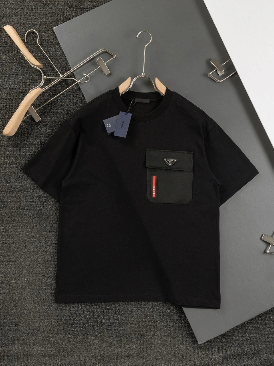 PRADA T-shirt Chest Red Stripe Letter Pocket with Metal Triangle Logo Embellishment logo round Neck Short Sleeve25ss New Pure Cotton Unisex Style T T-shirt OS Loose Fit Base Shirt Top Half Sleeve T-Shirt