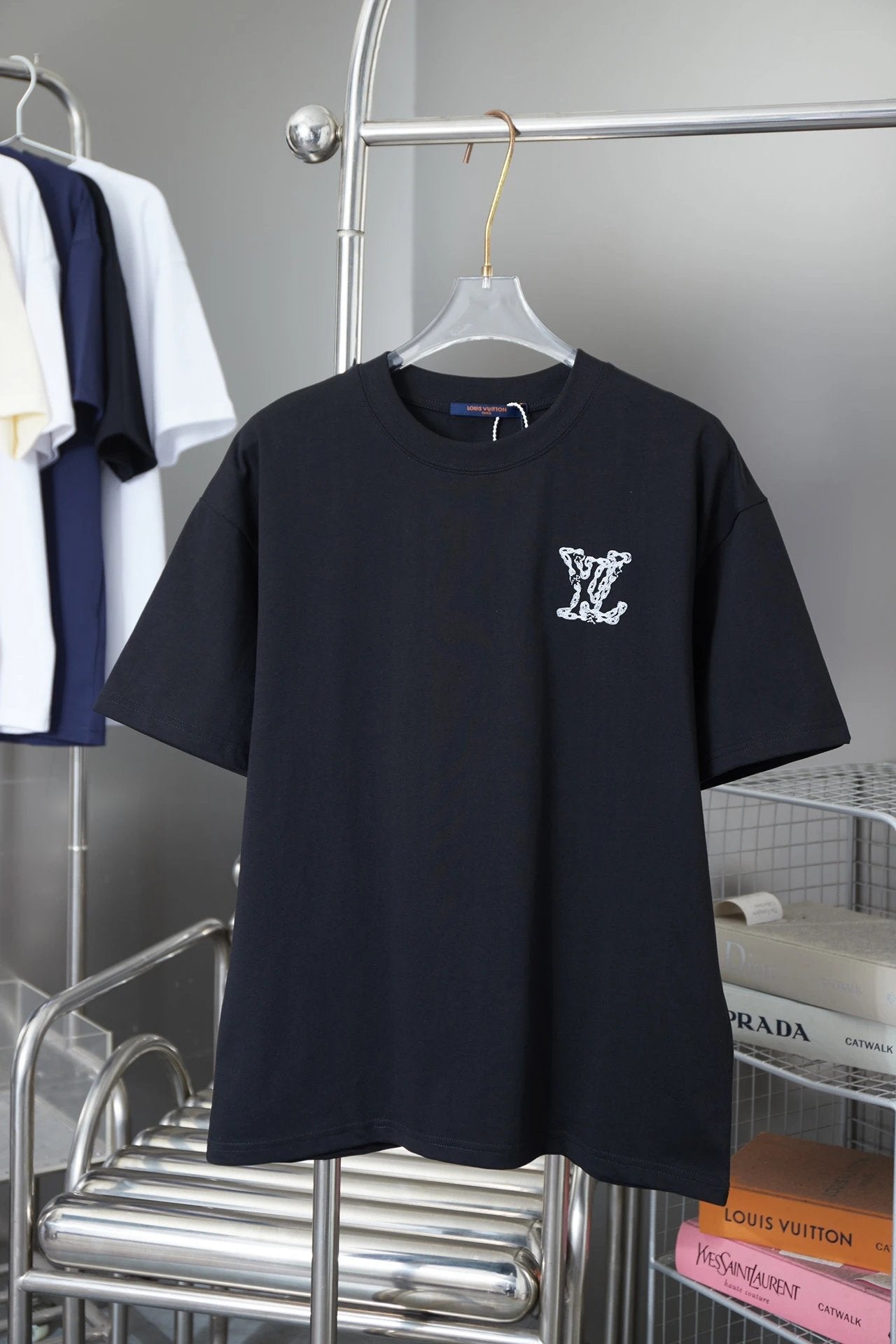 Louis Vuitton LV T-shirt 25SS Early Spring New Style Pin Floral Embroidery Logo Round Neck Short Sleeve Pure Cotton Unisex T T-shirt OS Loose Fit Base Shirt Summer Casual Simple T-Shirt