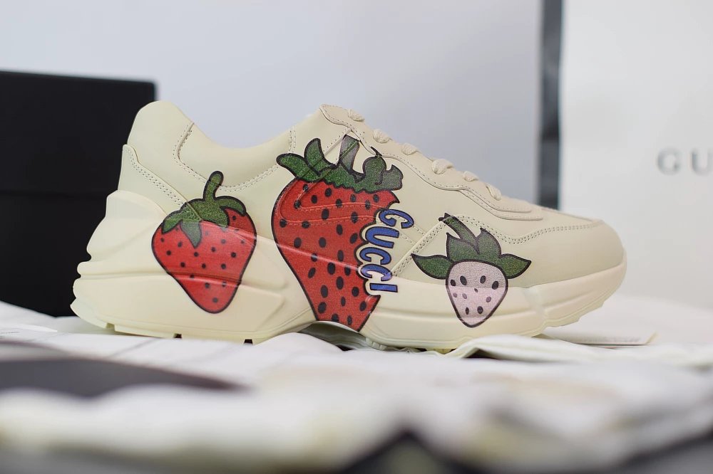 Gucci Shoes Classic Casual Low Top Dad Shoes Ivory White Strawberry Redmi White Printing Lip Printings XINGX Printing Tiger Year Series Banana Cat Sequin Printing White Distressed Retro Casual Shoes Sneaker Same Style for Men and Women