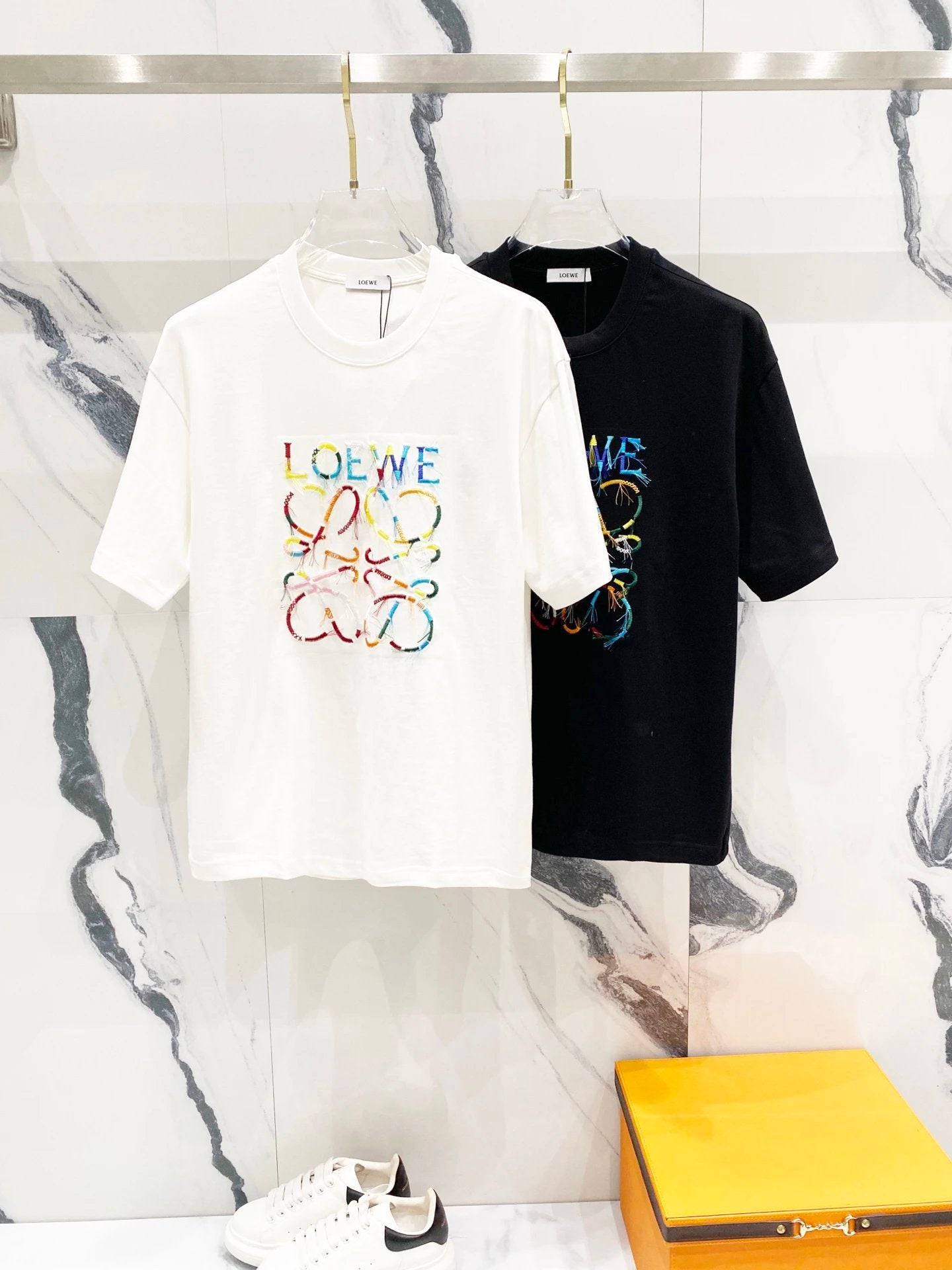 LOEWE T-shirt Multicolor Graffiti Letter Tassel Embroidery on the Chest logo round Neck Short Sleeve25ss New pure cotton T Unisex T-Shirt OS Loose Fit Base Shirt Top Half Sleeve T-Shirt