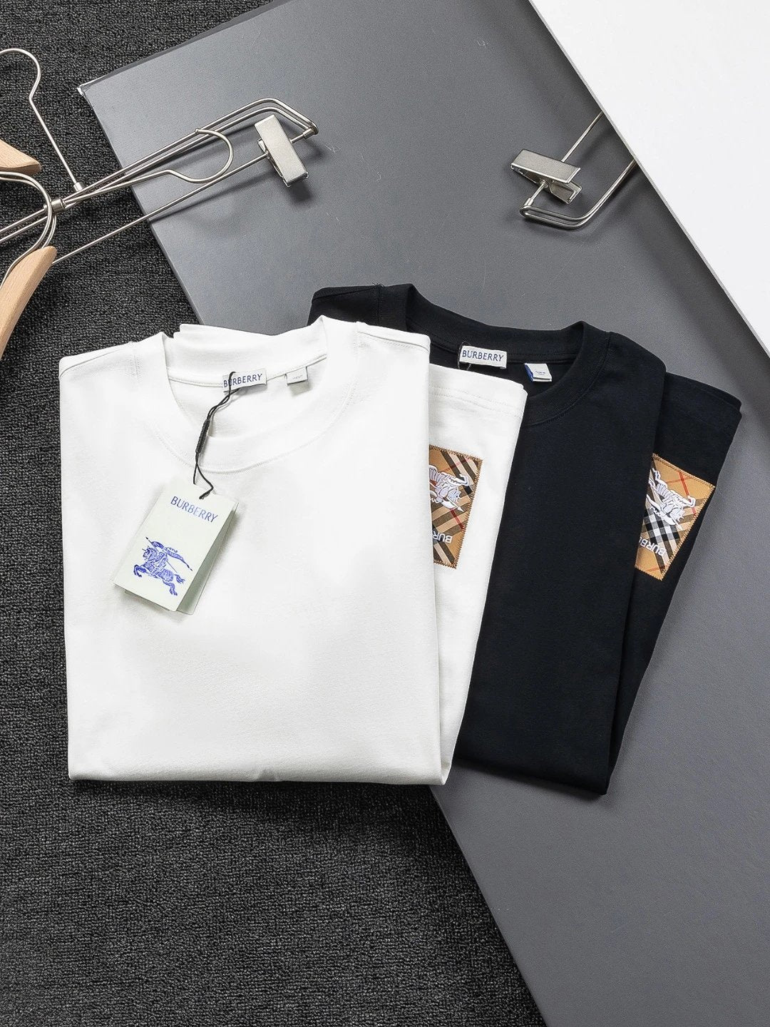 Burberry T-shirt Embroidered Patch at Hem logo round Neck Short Sleeve25ss New Pure Cotton Unisex Style T T-shirt OS Loose Fit Base Shirt Top Half Sleeve T-Shirt