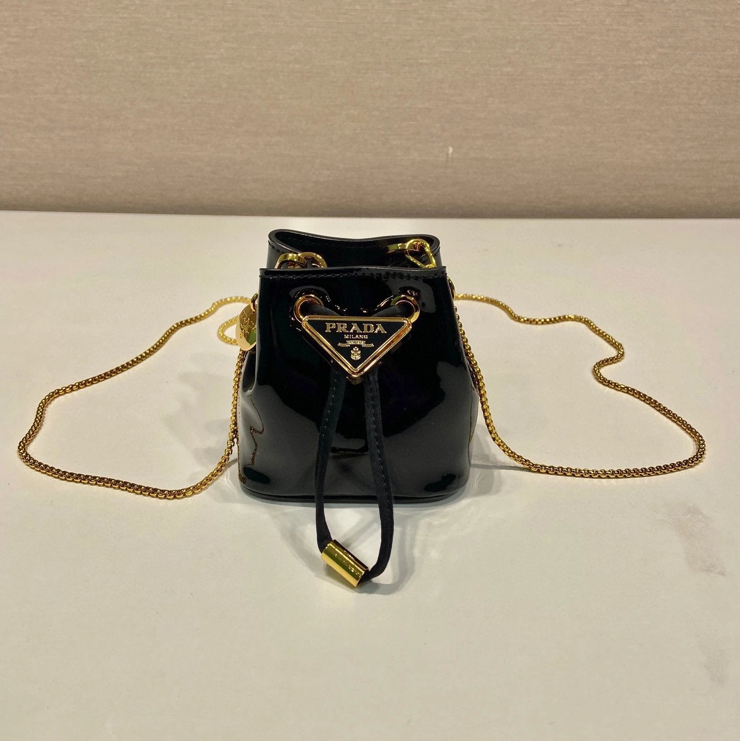 PRADA Bag Top version Version Latest Enamel Triangle Metal Logo Badge Detachable Shoulder Strap Patent Leather Calfskin Small Bucket Chain Bag Crossbody Bag Shoulder Bag Underarm Bag Handbag Women Bag1NR016