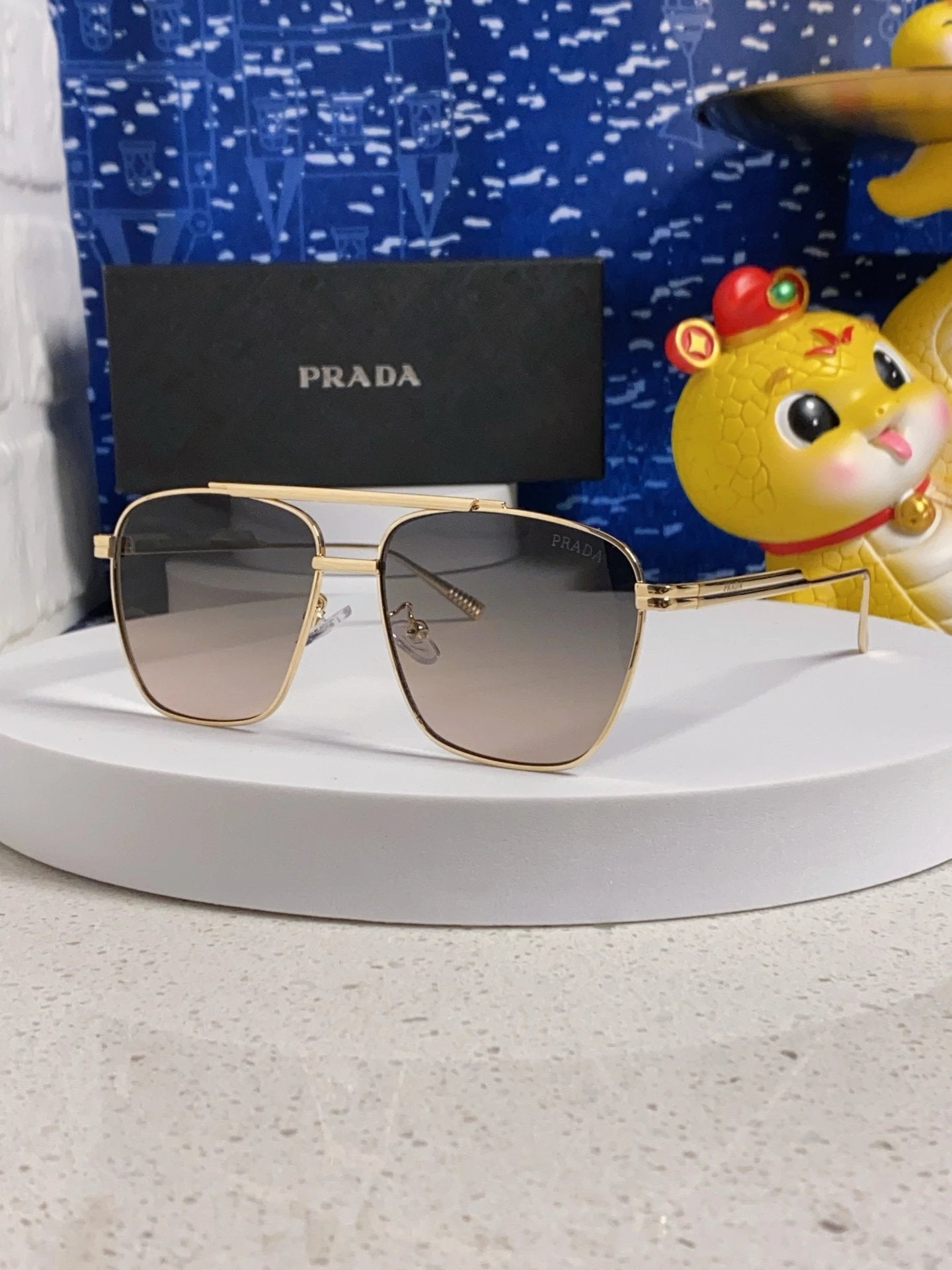 PRADA Sunglasses Letter Logo Temple Sunglasses Slimming Non-Prescription Unisex Couple Style UV Protection Driving Beach Fishing25ss New Sports Casual Versatile