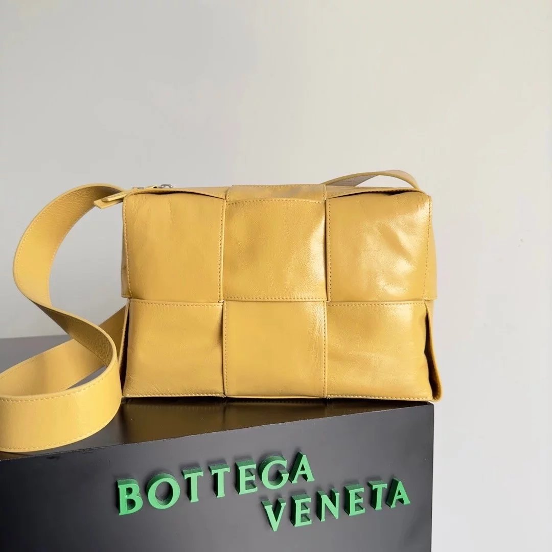 Bottega Veneta Women's Bag Top version 【Super Original Genuine Goods Leather】2023New Arco Camera Bag New Men's Camera Bag Men's Bag Oil Waxed Leather Woven Bag Men's Messenger Bag Shoulder Bag Casual Bag