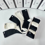 Chanel Sock Casual Socks High Quality Fashion Fashion Brand with Packaging
New Classic Combed Cotton Mid-Length Bunching Socks Socks！Five Pairs Per Box，Counter Synchronous Tube Socks，Big Brand out of the Street，The Hipster Must Be Super Good