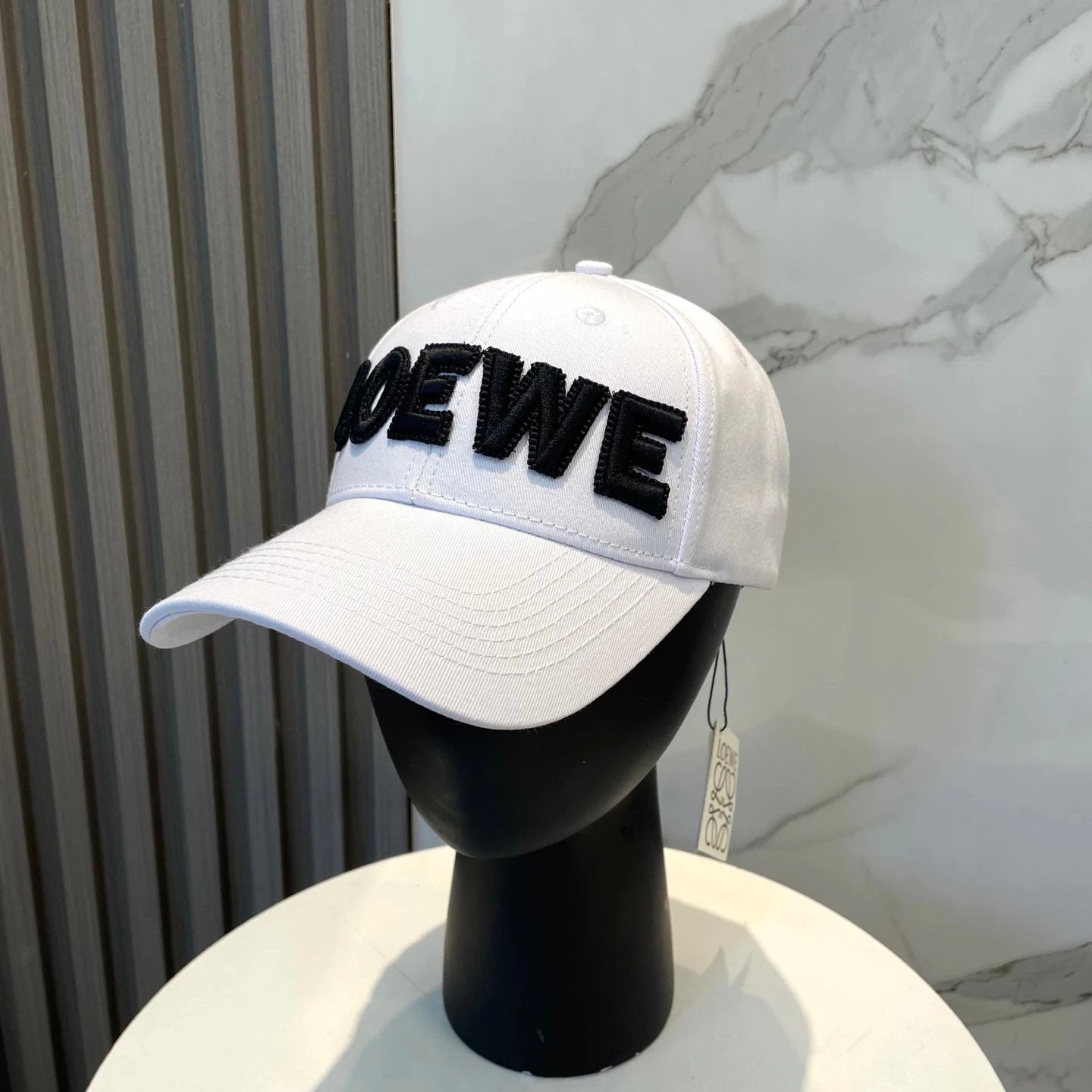 LOEWE Hat Minimalist Embroidery logo Baseball Cap Sunshade Sun Protection Duckbill Cap Large Head Circumference Slimming Face Curved Brim Versatile Sports Hat for Men and Women Couples Same Style