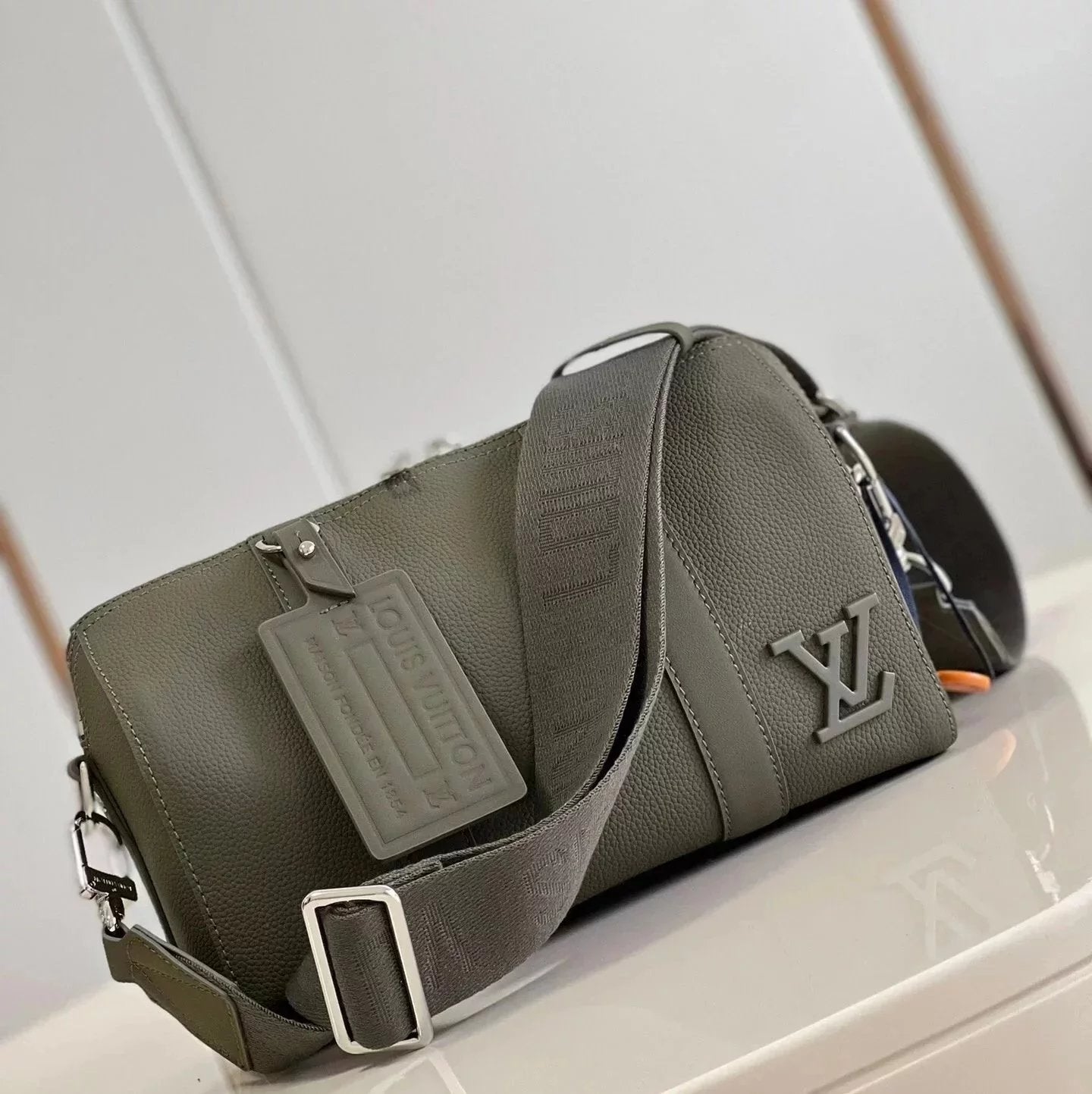 Louis Vuitton LV Men's Bag Top version 【Original Quality】M593282022New Men's, Gray Full Leather citykeepalxs Pillow Bag Single Shoulder Crossbody Men's Bag round Bag Cattle Leather Bag