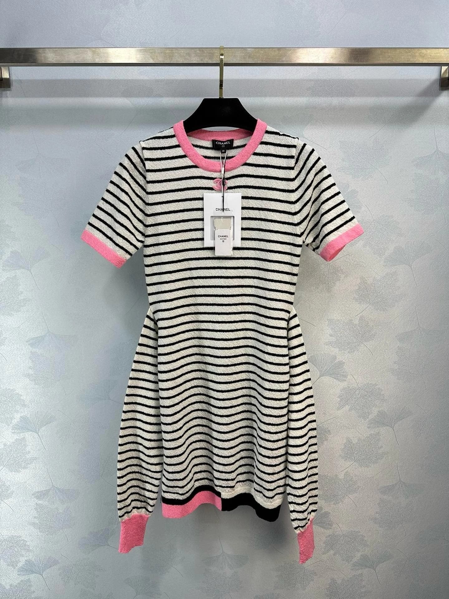 Chanel dress Summer New Style Knitted Dress Classic Striped Elements Highlight High-End Sense Is Fashionable Waist Comes with Belt Design Special Is Suitable for Summer Matching
1Color3Code sml