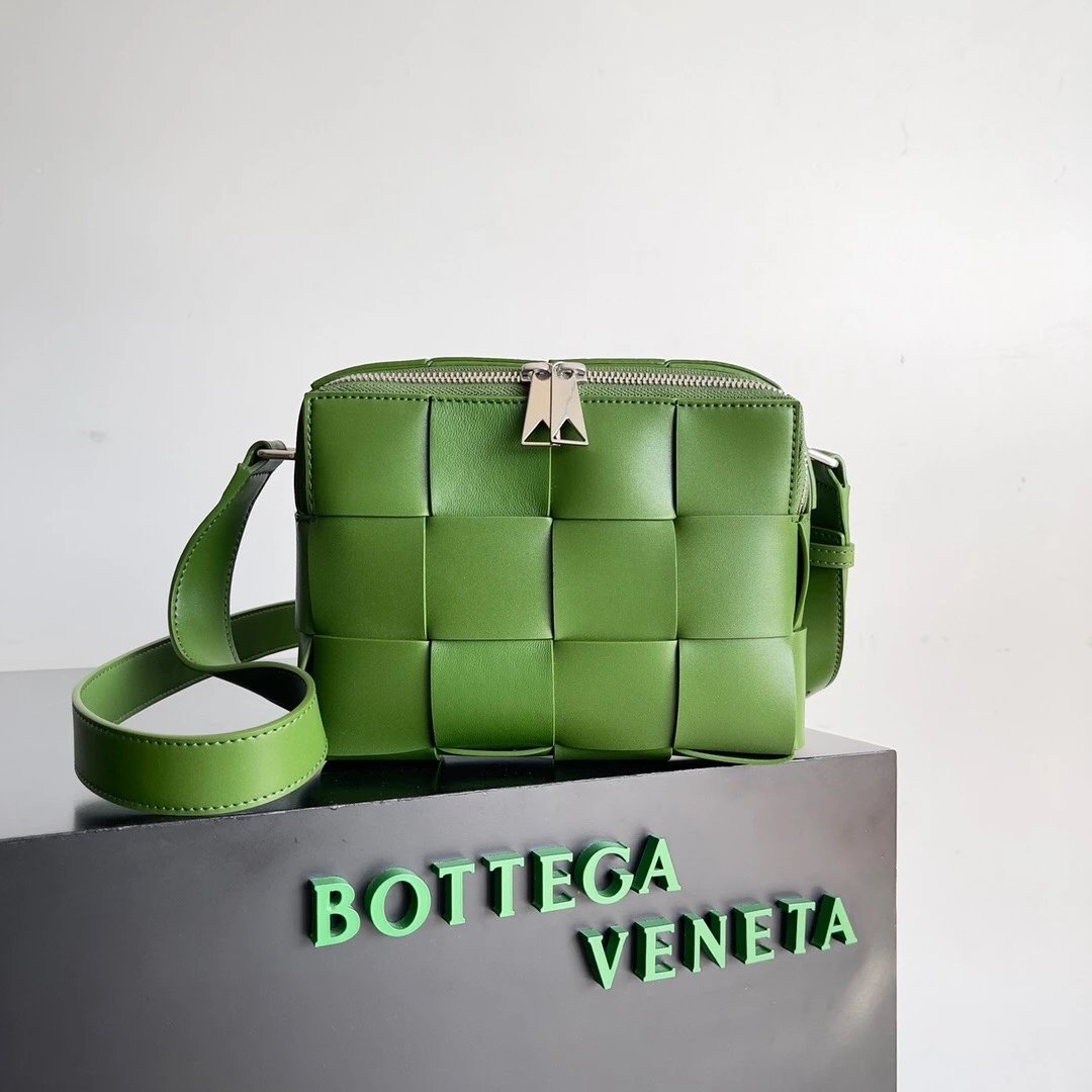 Bottega Veneta Men's Bag Top version Original Order23New Men's CASSETTE Camera Bag Shoulder Bag Messenger Bag Pillow Bag New Big Woven Bag Men's and Women's Bags Box Bag Men2023SSPreSpring New Camera