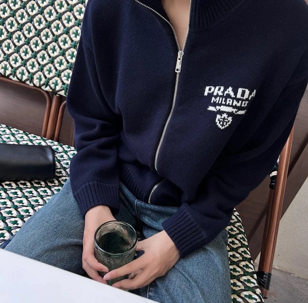 PRADA Sweater Jacquard Letter Knit Sweater Zipper Jacket Unisex Outerwear Soft Lazy Style Thickened Sweater Versatile Casual Wear