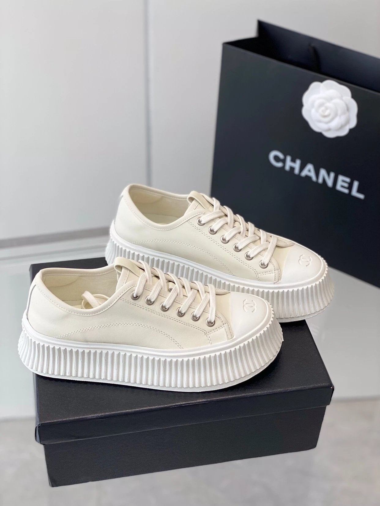 Chanel Shoes Leather Surface Burst Single Biscuit Shape Shoes l Thick Bottom Muffin Canvas Shoes！
Recommended❗️Vamp Imported Canvas Casual and Versatile Platform Height Increasing Insole5cm Sheepskin Plastic Footpad Original PTU Rubber Combination Outsole