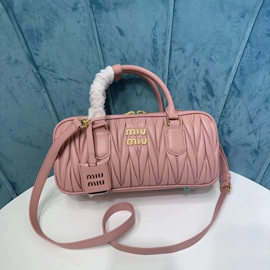 Miu Miu Bag Top version 【Original Leather】New Bowling Bag Miu Home Unique Style Matelasse Sheepskin Bag Small Size Large Size Hand-Held Pleated Sheepskin Leather Women's Bag Box Bag Travel Bag New Women's Bag Pillow Bag Bowling Bag5BB1845BB142