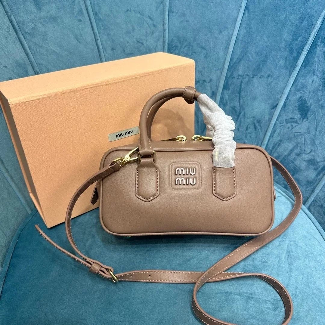 Miu Miu Bag Top version 【Original Leather】New Bowling Bag Miu Home Unique Style Matelasse Sheepskin Bag Small Size Large Size Hand-Held Pleated Sheepskin Leather Women's Bag Box Bag Travel Bag New Women's Bag Pillow Bag Bowling Bag5BB1845BB142