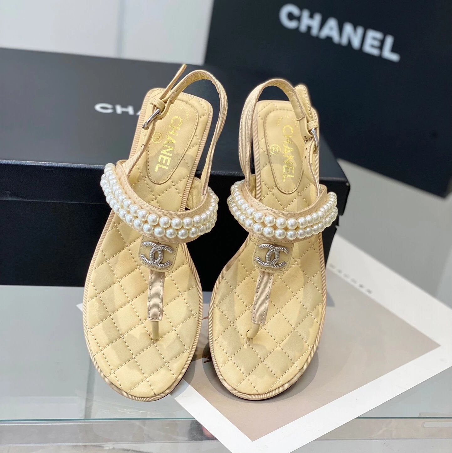 Chanel Shoes Early Spring New Flip-Flops Pearl Sandals!
Latest Version，Sandals with Lasting Charm～The Original Development Supports Any Market Comparison.，The So-Called Smooth Lines Naturally Restore the Original Appearance
The Upper Foot Is Super Comfort