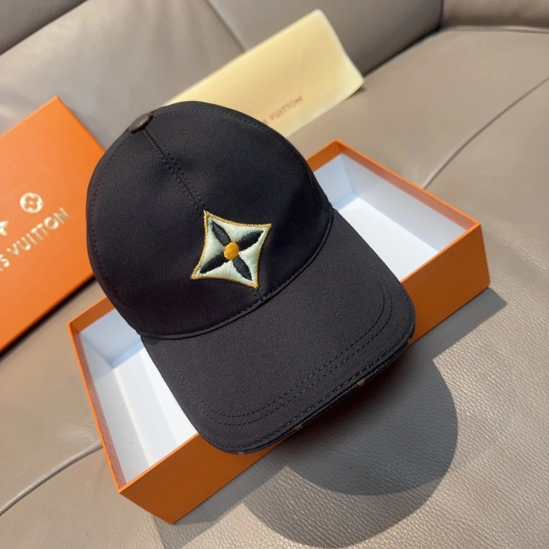 Louis Vuitton LV Hat Four-leaf Clover Embroidery logo Baseball Cap Sunshade Sun Protection Duckbill Cap Large Head Circumference Slimming Face Curved Brim Versatile Sports Hat for Men and Women Couples Same Style