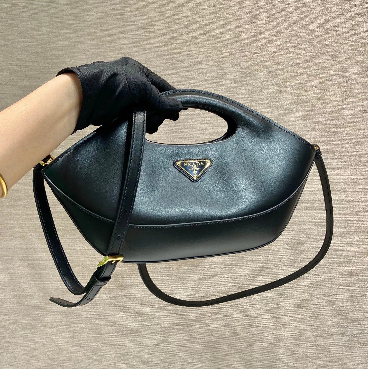 PRADA Bag Top version Latest Enamel Metal Triangle Logo Badge Dumpling Bag outside Imported Calfskin with Imported Lambskin Shoulder Bag Crossbody Bag Underarm Bag Handbag Women's Bag with a Detachable and Adjustable Long Shoulder Strap1BA421