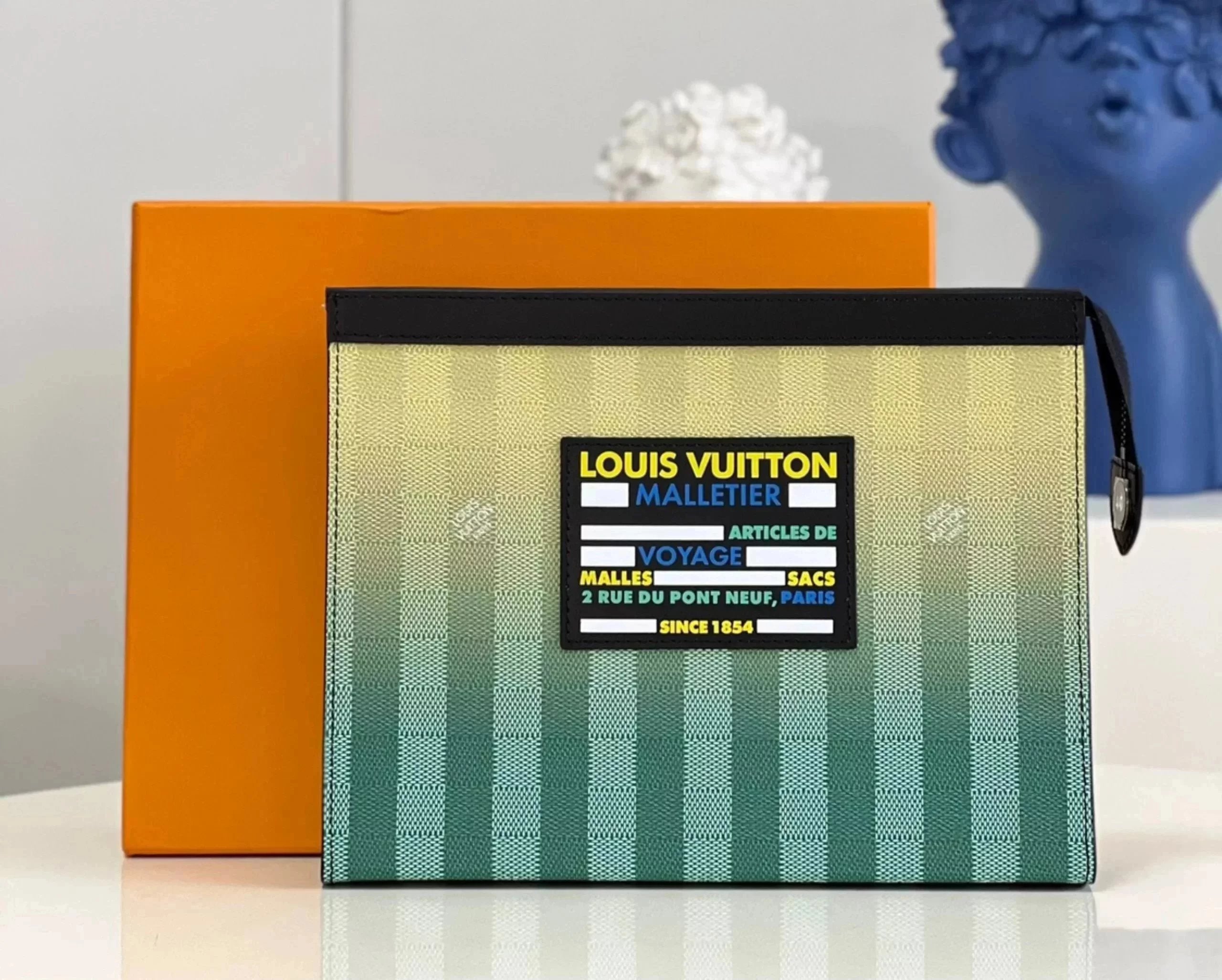 Louis Vuitton LV Wallets/Clutches 【Exclusive Real Shot M81317】This Paragraph PochetteVoyage Clutch Presentation DamierStripes Gradient Color of Canvas，with Leather Trim and New Label，Show the Design Elements of the Brand's Traditional Hard-Side Suitcase.S