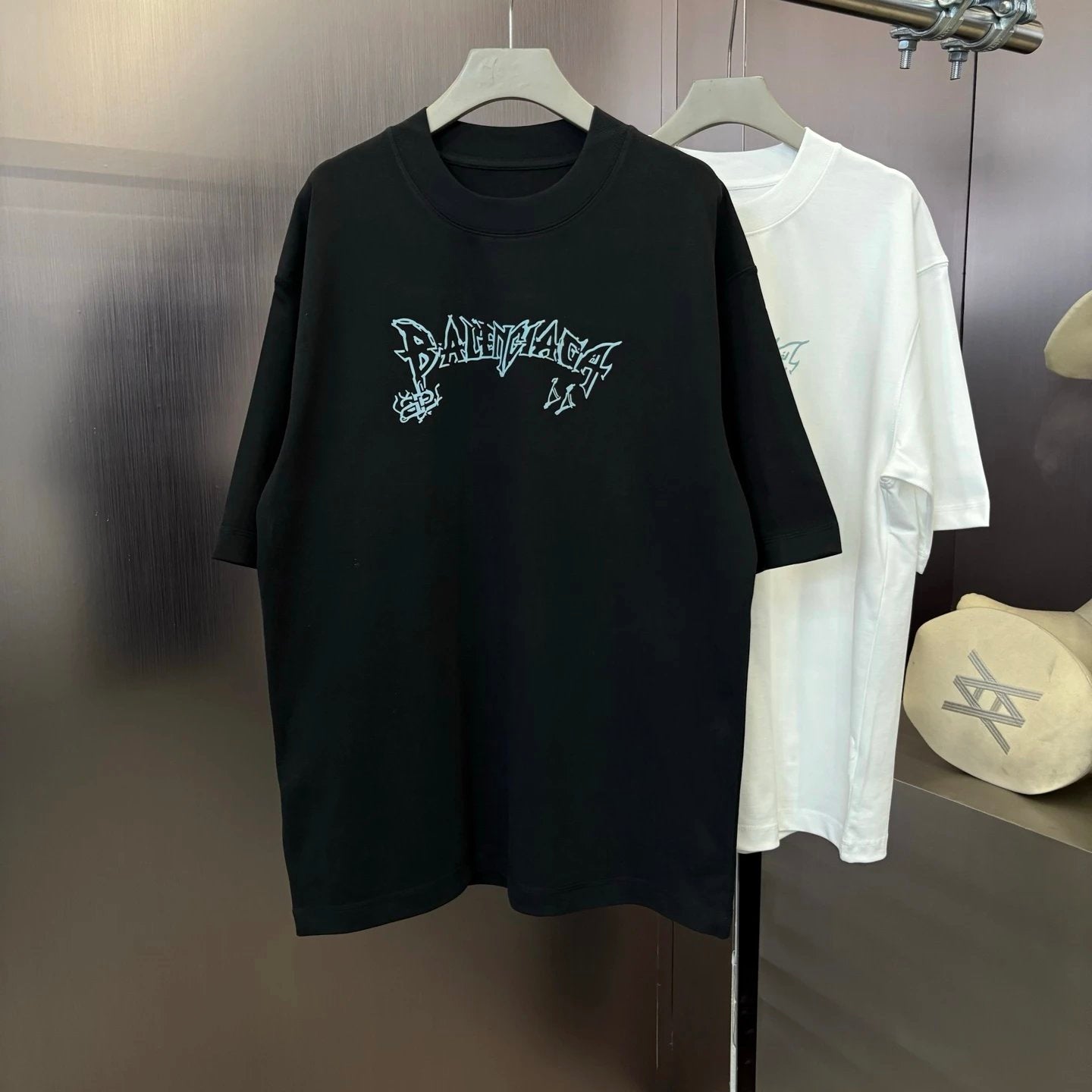 Balenciaga T-shirt Rock Letter Print on the Chest logo round Neck Short Sleeve25ss New pure cotton T Unisex T-Shirt OS Drop Shoulder Loose Fit Base Shirt Top T-Shirt Short Sleeve