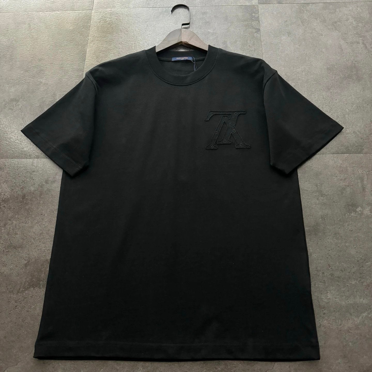 Louis Vuitton LV T-shirt Chest Letter Embroidery logo round Neck Short Sleeve25ss New pure cotton T Unisex T-Shirt OS Drop Shoulder Loose Fit Base Shirt Top T-Shirt Short Sleeve