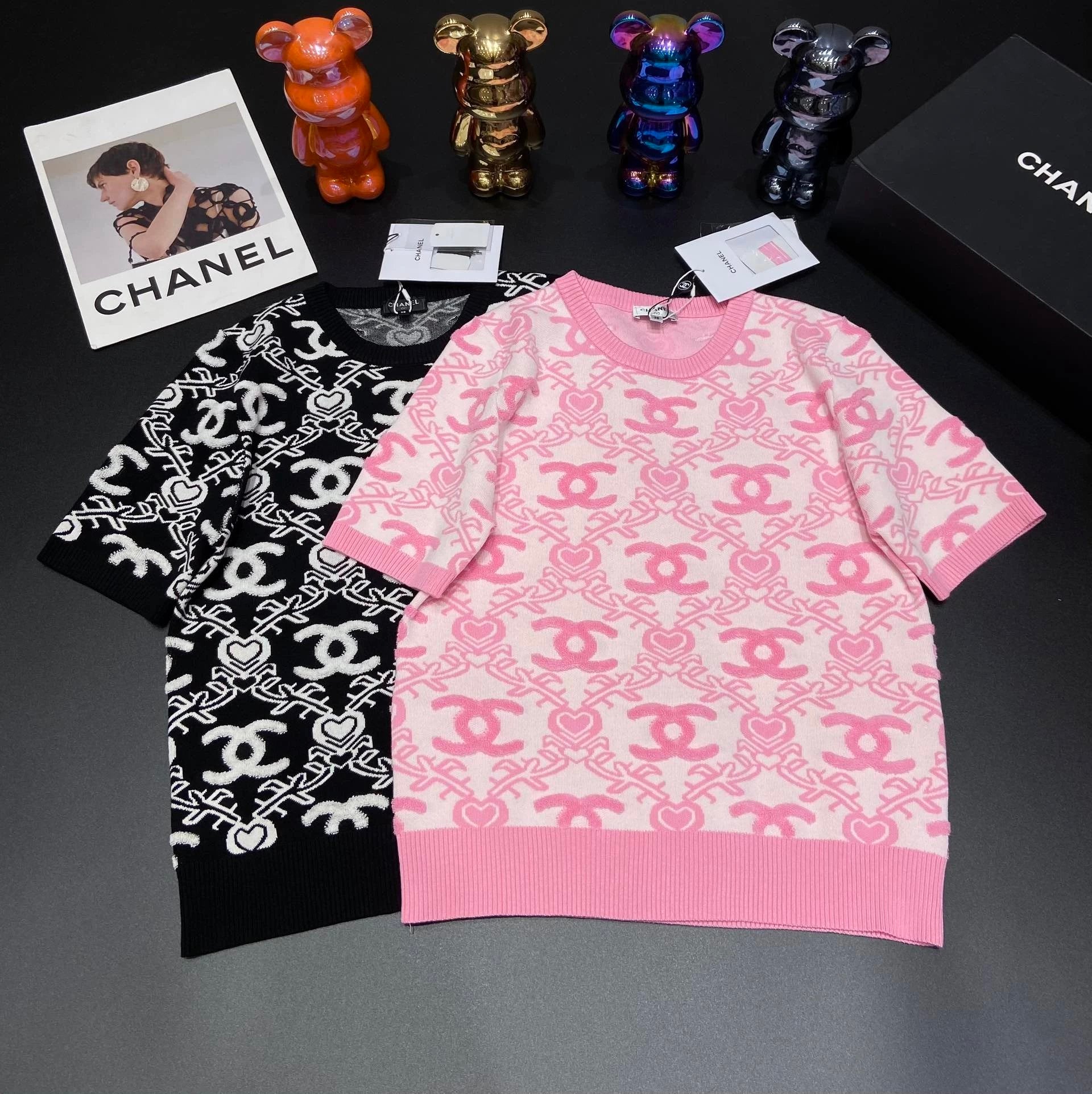 Chanel T-shirt Early Spring Latest Series！Contrast Color Double c Knitted Short Sleeve！Double c Towel Embroidery Pattern Shows Three d Stereoscopic Effect，Retro Style Is Strong，2Color！s-m-l3⃣️Code！