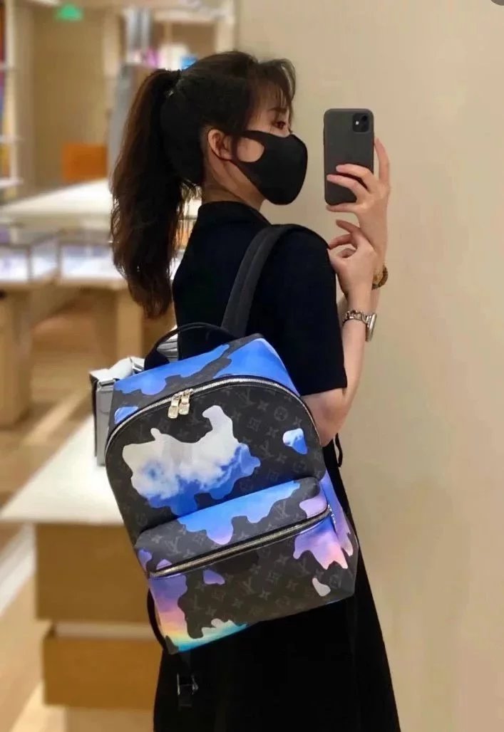 Louis Vuitton LV Backpack Top version 【New Arrivals】DISCOVERY Backpack M21429From RoomwithaView Capsule Series Floating Clouds Dream Color Description Monogram Canvas Shoulder Messenger Bag Backpack Mountaineering Schoolbag Travel Bag