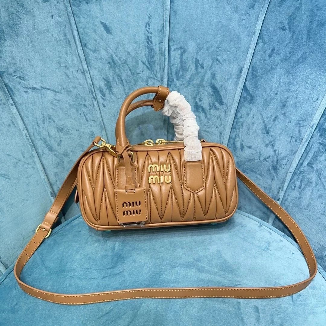 Miu Miu Bag Top version 【Original Leather】New Bowling Bag Miu Home Unique Style Matelasse Sheepskin Bag Small Size Large Size Hand-Held Pleated Sheepskin Leather Women's Bag Box Bag Travel Bag New Women's Bag Pillow Bag Bowling Bag5BB1845BB142