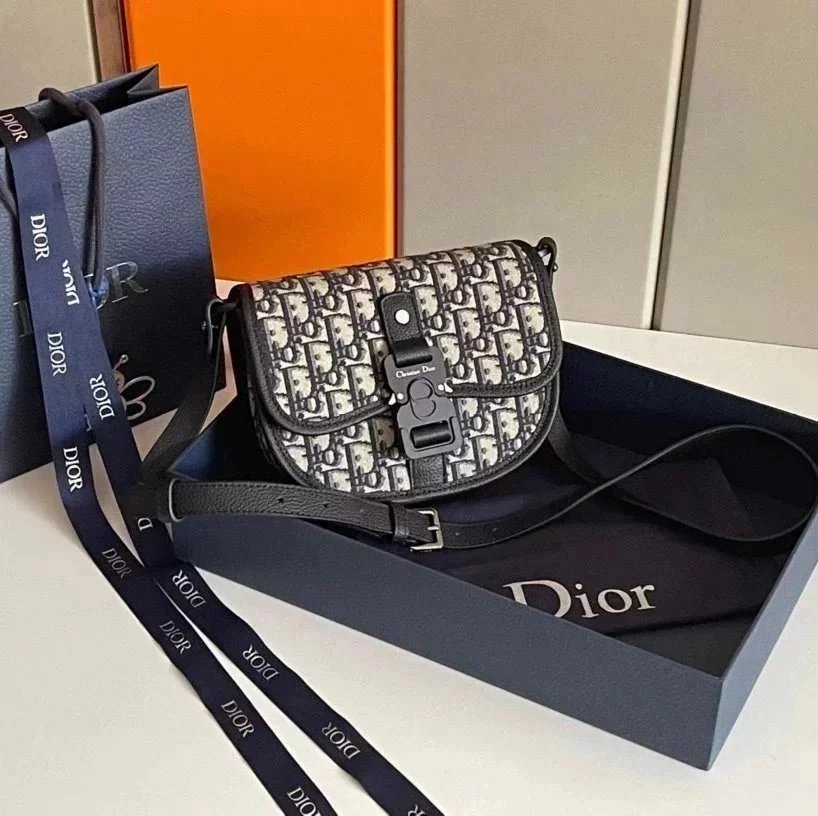 Dior Men's Bag Top version New GallopFall22Messenger bag bobby Men's Bag Presbyopic Full Leather Saddle Semicircle Hobos Shoulder Bag Messenger Bag Men's and Women's Same Style Bag