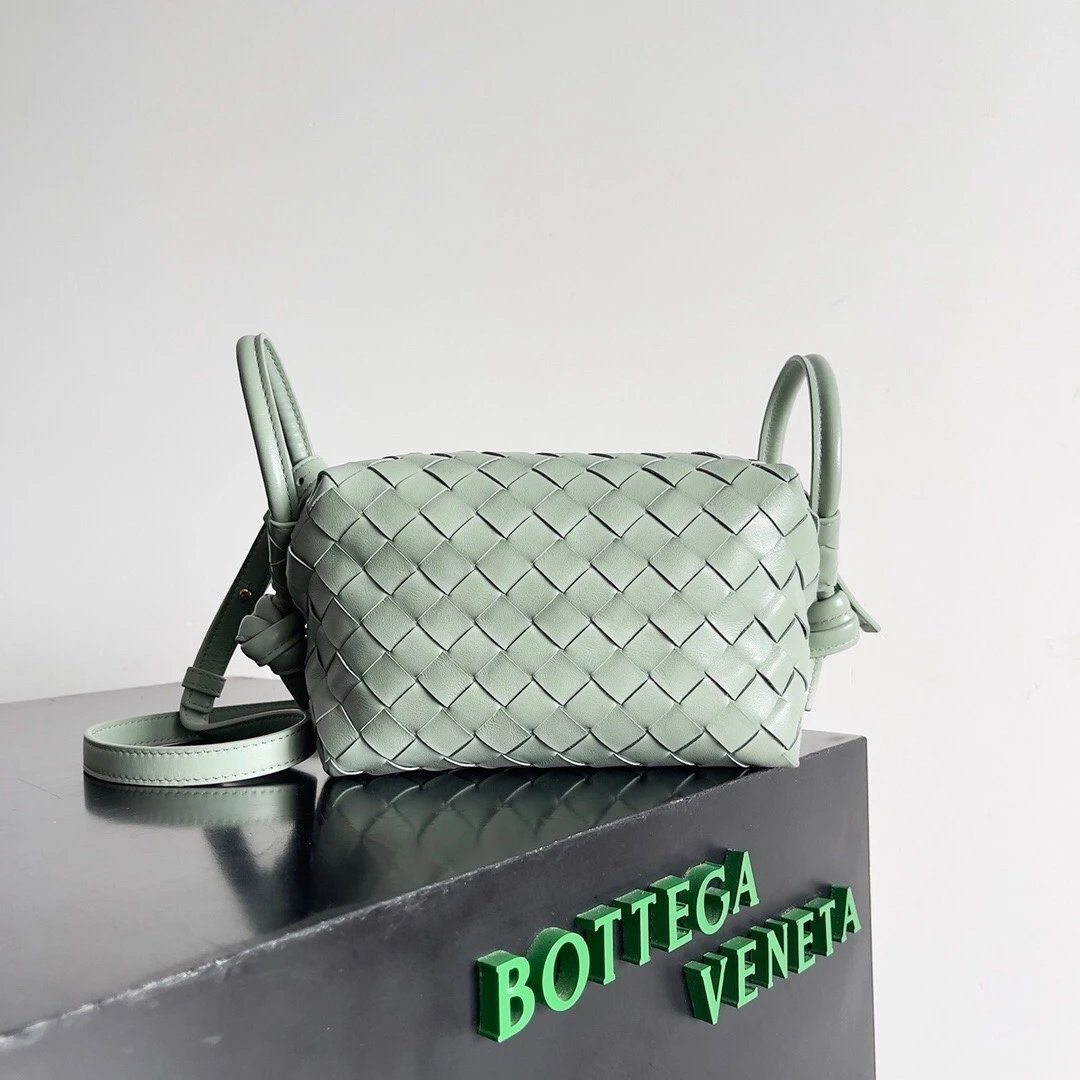 Bottega Veneta Women's Bag Top version 【Original Surrogate Shopping Grade】24New Classic Woven Handbag Folding One-Shoulder Crossbody Women's Bag Continuation Loop Small Size Handbag Camera Bag Portable Crossbody New Women's Bag/Cubic Bag Box Bag New Woven