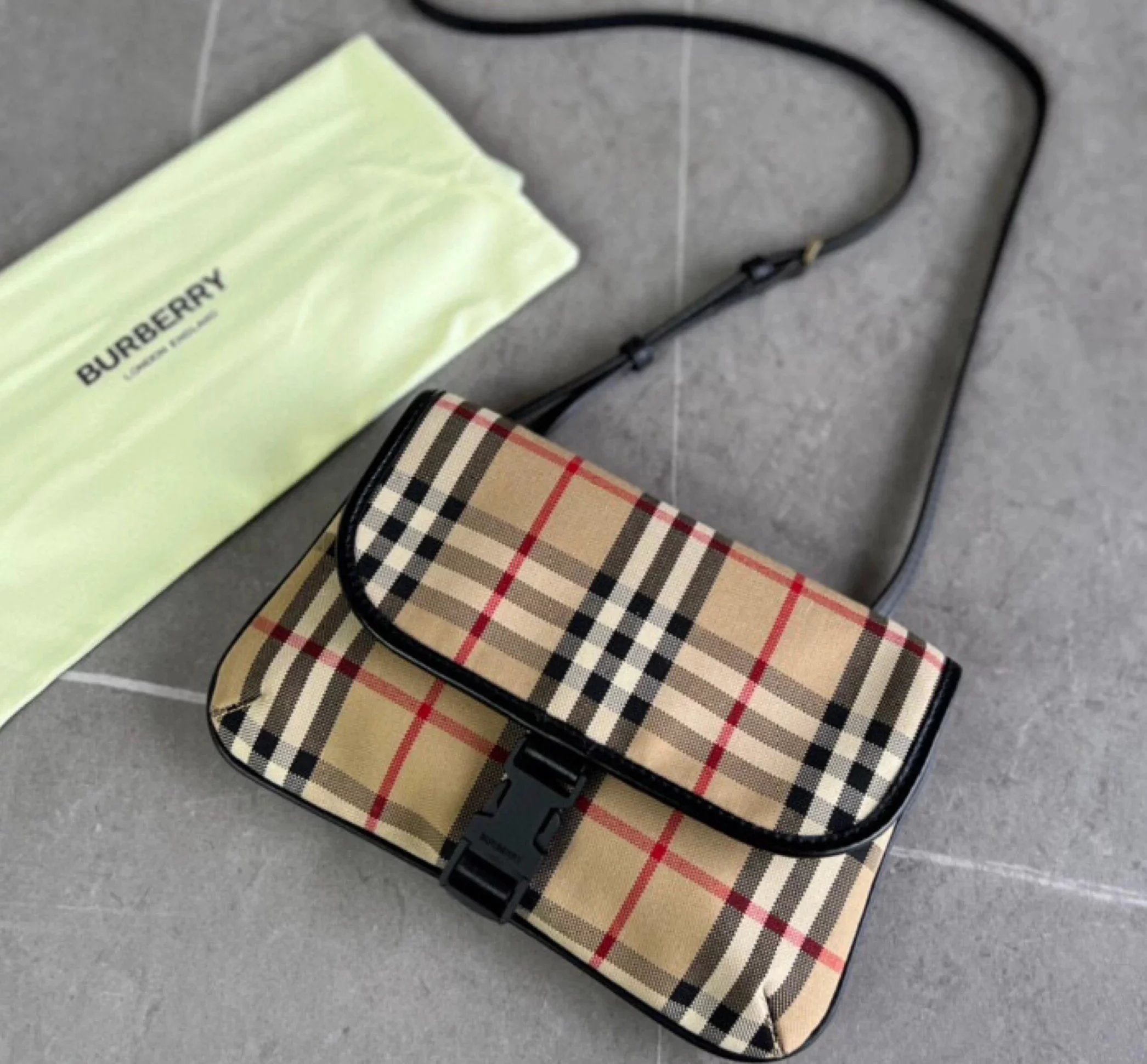 Burberry Women's Bag Top version Burrbery Ladies New Plaid Crossbody Bag Classic Cotton Plaid Material with Small Buckle Fashion Trend Big Brand Free Shipping Women's Bag