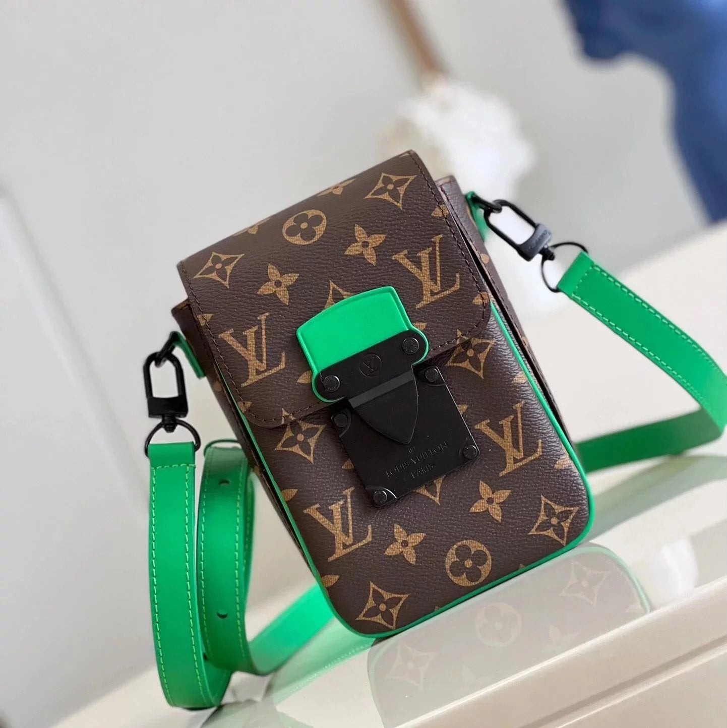 Louis Vuitton LV Women's Bag Top version M81522Presbyopic Purple Green Black Mobile Phone Bag Series S-Lock Mobile Phone Bag Shoulder Messenger Bag Storage Bag Men's Women's Universal Camera Bag M81525