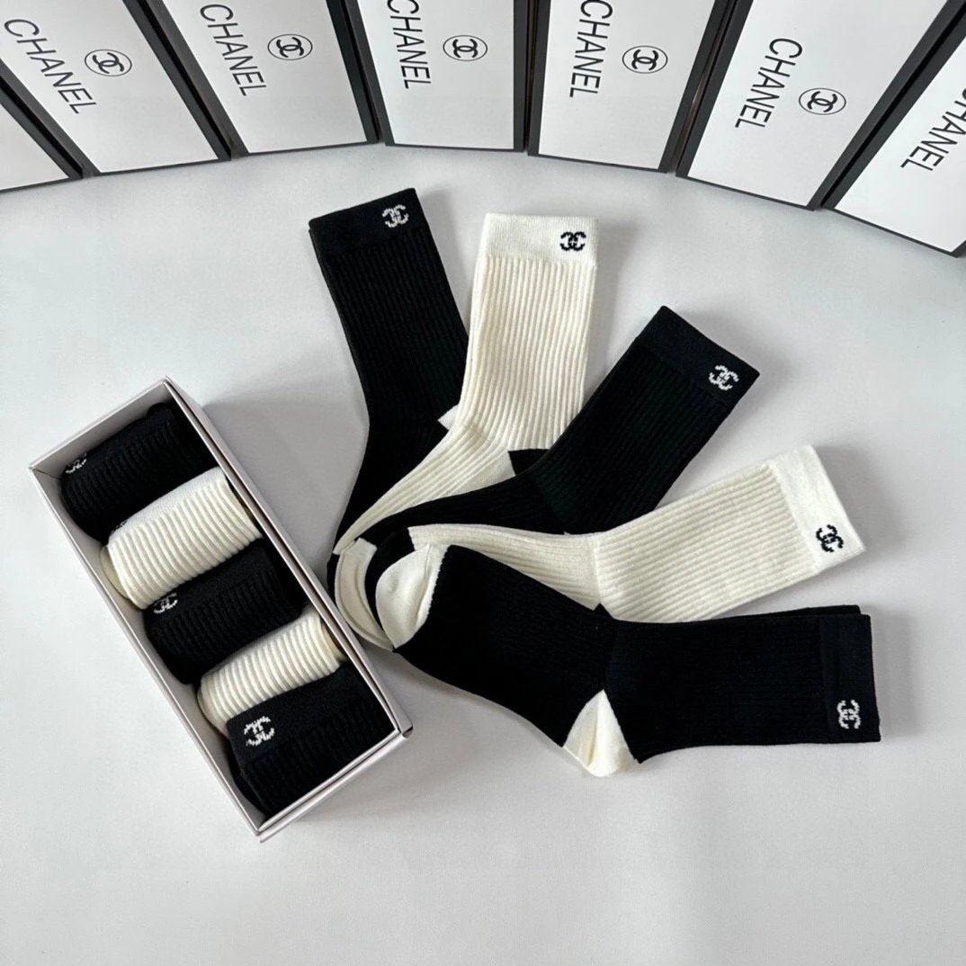 Chanel Sock Casual Socks High Quality Fashion Fashion Brand with Packaging
New Classic Combed Cotton Mid-Length Bunching Socks Socks！Five Pairs Per Box，Counter Synchronous Tube Socks，Big Brand out of the Street，The Hipster Must Be Super Good